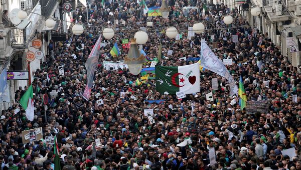Cezayir'de eski Cumhurbaşkanı Abdulaziz Buteflika'yı istifaya götüren gösterilerin başladığı 22 Şubat'ın 1. yıldönümünde başkent dahil olmak üzere birçok kentte dün başlayan gösteriler bugün de devam etti. - Sputnik Türkiye