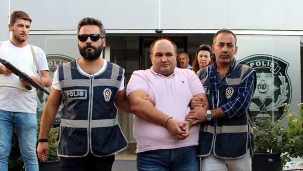 'Sende ölüm büyüsü var' diyerek dolandırdı, cinsel istismarda bulundu - Sputnik Türkiye