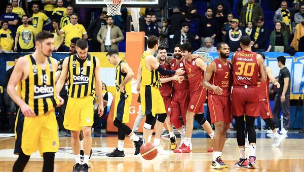 ING Basketbol Süper Ligi'nin 20. haftasında derbi maçta Galatasaray Doğa Sigorta, Fenerbahçe Beko'yu 80-75 yendi - Sputnik Türkiye