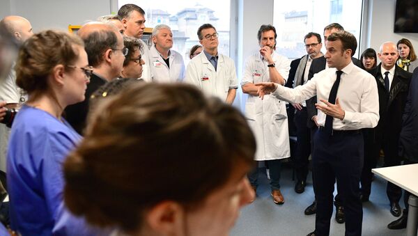 Emmanuel Macron, Paris'teki Pitie-Salpetriere Hastanesi'nde doktorlara hitap ederken - Sputnik Türkiye