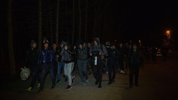 Sınır kapılarının açıldığı iddiaları üzerine mülteciler Avrupa'ya geçmek için sınır kapılarına hareket etti. - Sputnik Türkiye