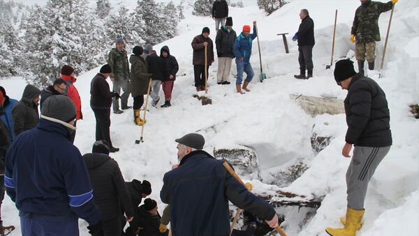 Konya'nın Derebucak ilçesinde vatandaşlar, 1700 rakımlı Kocadağ'ın zirvesindeki Cula Deliğine, yazın kullanmak üzere tonlarca kar doldurdu. - Sputnik Türkiye