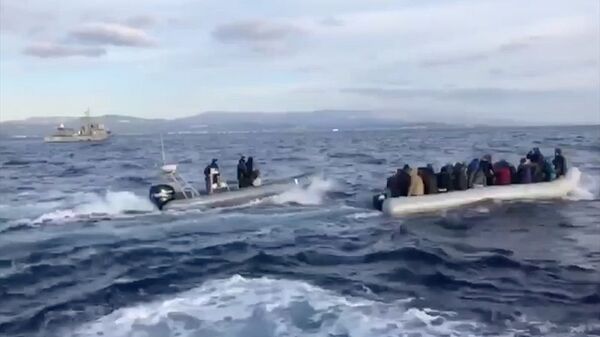 Yunan karasularına giren göçmenlerin botunu Yunan Sahil Güvenlik'i geri itti - Sputnik Türkiye