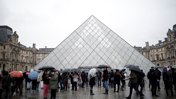 Fransa'da Louvre Müzesi koronavirüs nedeniyle kapılarını kapattı. - Sputnik Türkiye