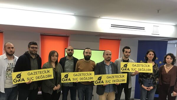 3 Mayıs Dünya Basın Özgürlüğü gününde kuruluşunu ilan eden Gazeteci Dayanışma Ağı (GDA), günlerde artan gazetecilere dönük gözaltı, tutuklama ve fiziki saldırılara ilişkin açıklama yaptı.  - Sputnik Türkiye