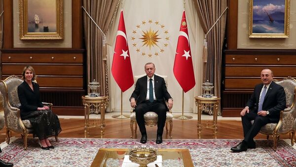 Türkiye Cumhurbaşkanı Recep Tayyip Erdoğan, Cumhurbaşkanlığı Külliyesi'nde ABD'nin Birleşmiş Milletler (BM) Daimi Temsilcisi Kelly Craft’ı (solda) kabul etti. - Sputnik Türkiye