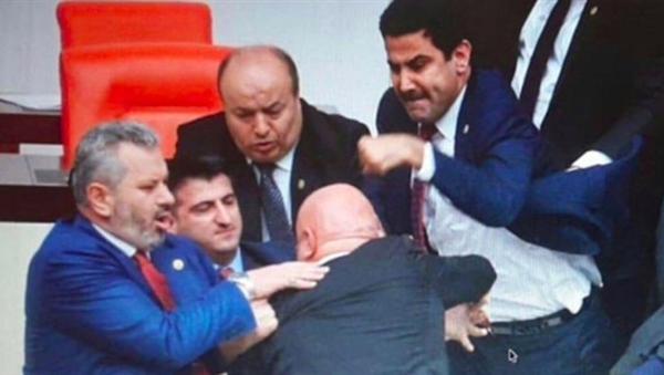 Engin Özkoç'a yumruk atan AK Partili Yıldız'ın eli 3 yerden kırılmış - Sputnik Türkiye