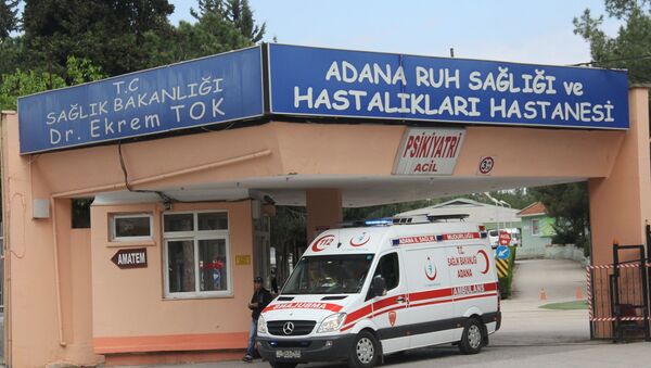 Adana'da şizofreni hastası bir kadın, hastanede kendisine küfrettiğini ileri sürdüğü kadının gözlerini çıkardı.  - Sputnik Türkiye