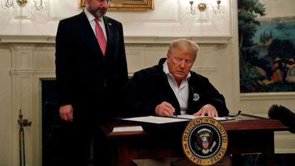 U.S. President Donald Trump accompanied by Health and Human Services (HHS) Secretary Alex Azar,  signs the Congressional funding bill for coronavirus response at the White House in Washington, U.S., March 6, 2020. REUTERS/Carlos Barria - Sputnik Türkiye