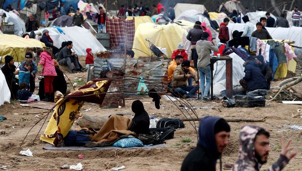 Edirne'deki Pazarkule Sınır Kapısı'nda Yunanistan'a geçmek için uğraşan göçmenlerin kampı - Sputnik Türkiye