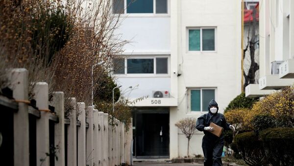 Güney Kore'de Kovid-19 nedeniyle ilk kez bir apartmanda yaşayanlar karantinaya alındı - Sputnik Türkiye