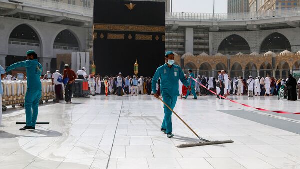 Mekke'deki Kabe'de koronavirüs nedeniyle temizlik çalışmaları maskeyle yürütülüyor. - Sputnik Türkiye