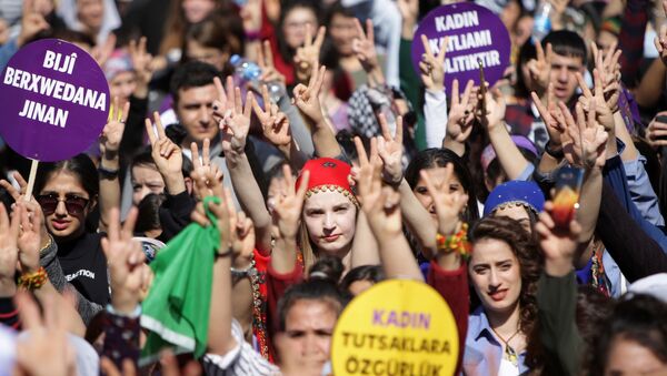 Diyarbakır’da 8 Mart Dünya Kadınlar Günü binlerce kadının katıldığı mitingle kutlandı. - Sputnik Türkiye
