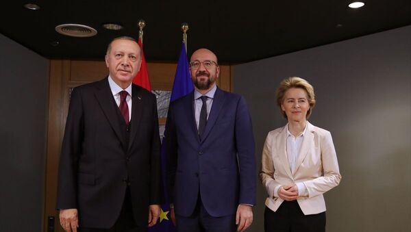 Cumhurbaşkanı Recep Tayyip Erdoğan (solda), Brüksel’de Avrupa Birliği Konseyi Başkanı Charles Michel (sağda) ve AB Komisyonu Başkanı Ursula von der Leyen  - Sputnik Türkiye