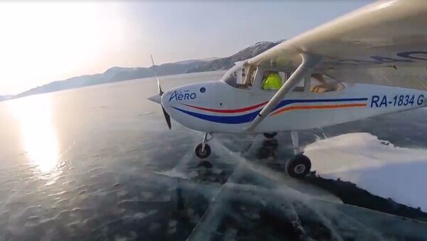 Baykal Gölü'ndeki buzların üzerine uçakla iniş yaptılar - Sputnik Türkiye