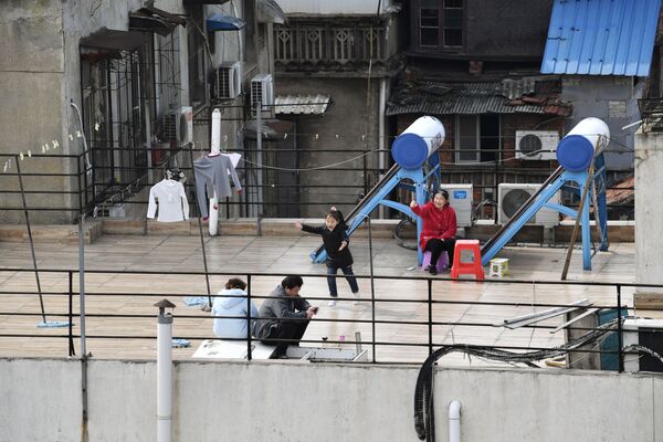 Dünyada halktan balkon ve çatılarda koronavirüse karşı direniş eylemi - Sputnik Türkiye
