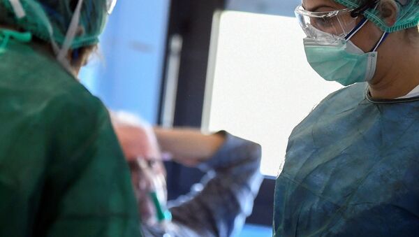 İtalya'daki bir hastanede tedavi gören koronavirüs hastası ve doktor - Sputnik Türkiye