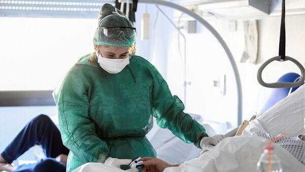 İtalya'daki bir hastanede tedavi gören koronavirüs hastası ve doktor - Sputnik Türkiye