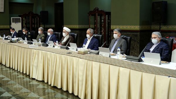 İran'da Cumhurbaşkanı Hasan Ruhani başkanlığındaki Koronavirüsle Ulusal Mücadele Kurulu'nun üyeleri maske takarak toplantı düzenledi. - Sputnik Türkiye