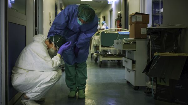 Медсестры в защитных костюмах в больнице Кремоны, Италия - Sputnik Türkiye