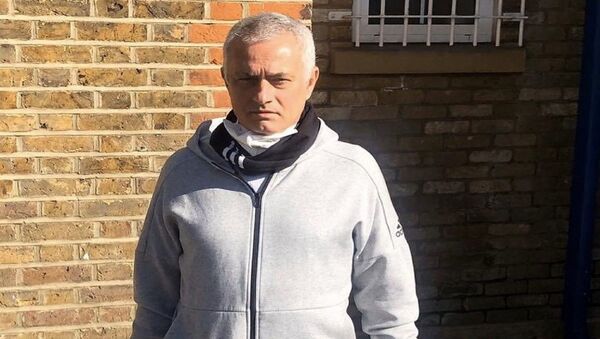 Tottenham Teknik Direktörü Jose Mourinho yaşlılara yardım dağıtırken - Sputnik Türkiye