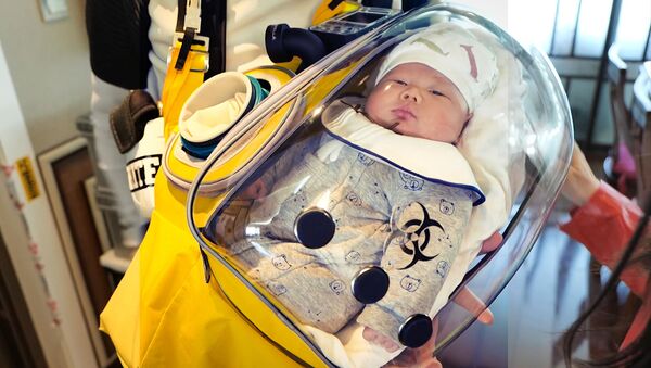 Çinli baba bebeğini koronavirüsten korumak için kapsül geliştirdi - Sputnik Türkiye