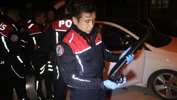 Adana'da otomobilden havaya ateş açtıkları öne sürülen yaşları 18 yaşından küçük 4 kişi kovalamaca sonucu yakalandı. - Sputnik Türkiye