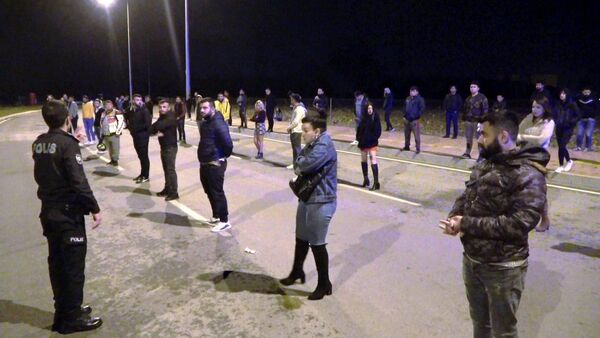 Koronavirüse rağmen 51 kişi bir araya geldi, drift yapıp dansöz oynattı - Sputnik Türkiye