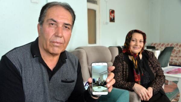 İngiltere’de yaşayan Kahramanmaraşlı Cevahir Çınkır ve ailesi, koronavirüs salgını nedeniyle alınan tedbirlere uyarak, kız isteme merasimini telefonla görüntülü arayarak gerçekleştirdi.  - Sputnik Türkiye