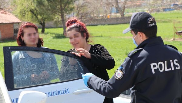 Dışarı çıkıp otostop yapan 20 yaş altındaki gençten polislere: İsterseniz ceza yazın, dedem sağlam - Sputnik Türkiye