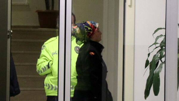 Kayseri'de bir apartmanın asansör kapısıyla merdiven korkuluklarına sıvı süren şüpheli kadın gözaltına alındı. - Sputnik Türkiye