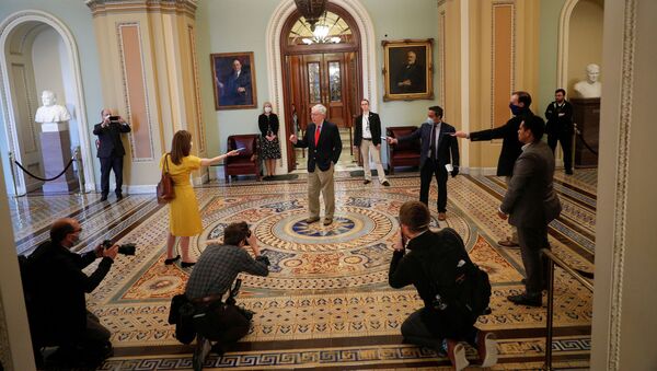 Koronavirüsün kasıp kavurduğu ABD'de Senato çoğunluk lideri McConnell'a yaklaşık 2 metre mesafeden maske takarak soru soran gazeteciler - Sputnik Türkiye