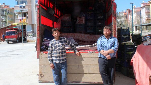 3 pazarcı sokağa çıkma yasağı gelince kamyon kasasında mahsur kaldı: 'Dışarı çıkınca laf ediyorlar' - Sputnik Türkiye