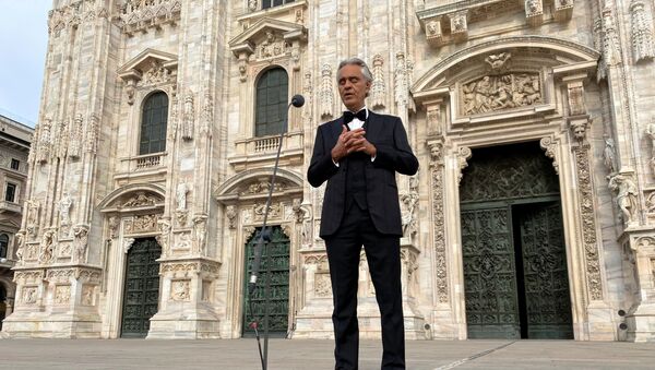 İtalya tenor Andrea Bocelli, koronavirüs salgını nedeniyle kapalı olan Milano'daki Duomo Katedrali'nde konser verdi.  - Sputnik Türkiye