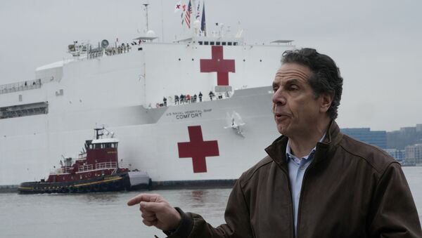 New York Valisi Andrew Cuomo, Manhattan'a demirleyen ABD Deniz Kuvvetleri'ne bağlı hastane gemisi USNS Comfort önünde açıklama yaparken  - Sputnik Türkiye
