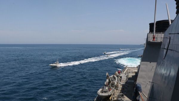 ABD Donanması, İran Devrim Muhafızları Ordusuna (DMO) bağlı sürat botlarının Basra Körfezi'nde ABD savaş gemilerini taciz ettiğini açıkladı.  - Sputnik Türkiye
