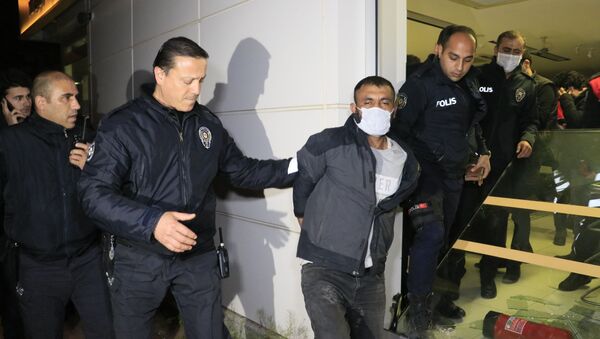 Sokağa çıkma kısıtlaması sırasında bankaya giren hırsız yakalandı: 'Benim adım felaket' - Sputnik Türkiye