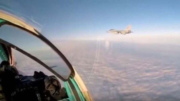  Rus MiG-31’i kullanan pilot NATO savaş uçağı ile yakınlaştığı anı videoya aldı - Sputnik Türkiye