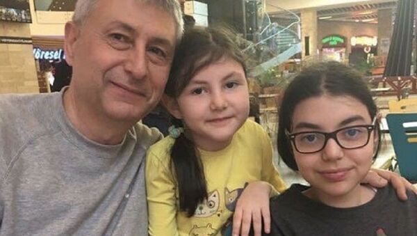 Koronavirüsten ölen aile hekiminin son mesajı: Kızlarım küçük sahip çıkarsınız değil mi? - Sputnik Türkiye
