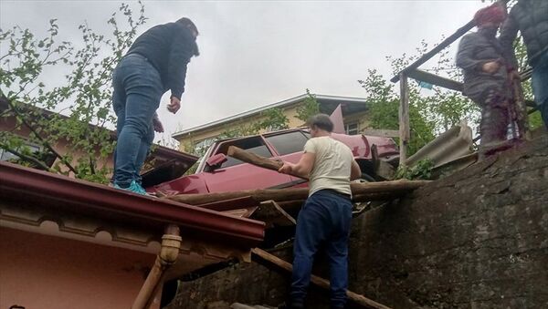 Zonguldak'ta otomobil evin üzerine düştü - Sputnik Türkiye