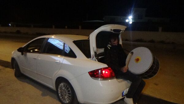 Davulu otomobilin bagajında çalıyorlar - Sputnik Türkiye