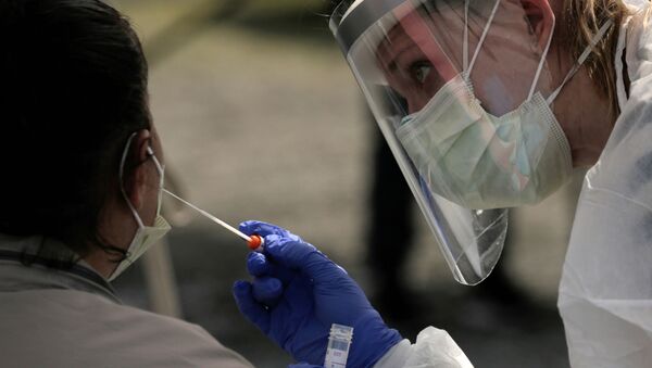 ABD'nin Washington eyaletinin Seattle kentinde Düşük Gelirliler Konutları Enstitüsü tarafından koronavirüs testi yaptırılan bir hasta  - Sputnik Türkiye