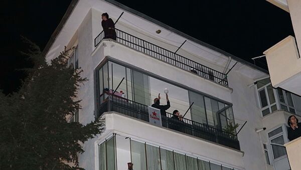 Balkon ve pencerelerden 1 Mayıs kutlaması - Sputnik Türkiye