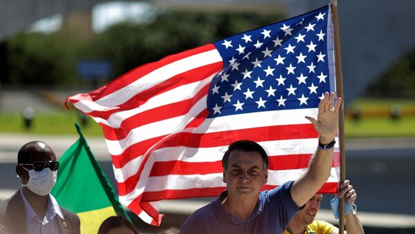 Brezilya Cumhurbaşkanı Jair Bolsonaro, Temsilciler Meclisi Başkanı Rodrigo Maia'ya karşı düzenlenen protestoda  - Sputnik Türkiye