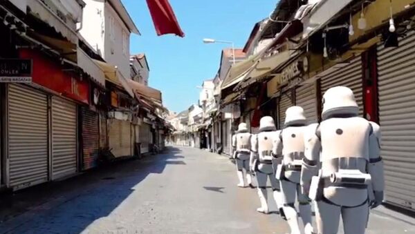 'Stormtrooper'lar boş sokaklarda yürüdü, Darth Vader İzmir Saat Kulesi'ndeki güvercinleri besledi - Sputnik Türkiye