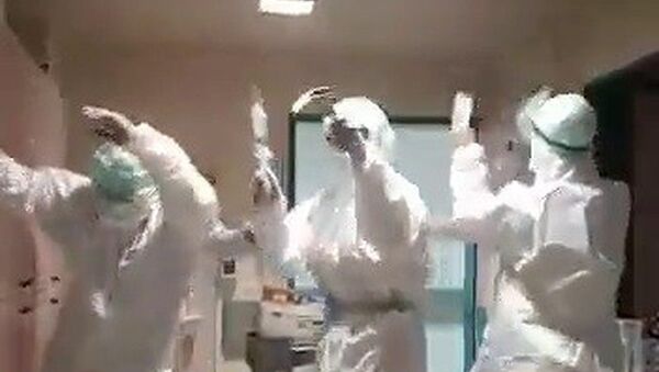 Elazığ'da test ve tedavilerin yapıldığı yerlerden Fırat Üniversitesi Hastanesi’nde koronavirüsten dolayı yoğun bakım hastası kalmayınca sağlıkçılar müzik eşliğinde oynayarak kutlama yaptı. - Sputnik Türkiye