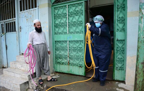 Irak Kürt Bölgesel Yönetimi'nde (IKBY), yeni tip koronavirüs (Kovid-19) nedeniyle toplu ibadetlere kapatılan camilerin 11 Mayıs itibarıyla yeniden ibadete açılmasının planlandığı açıklandı. Süleymaniye İl Sağlık Müdürlüğü tarafından görevlendirilen 10 ekip vilayetteki 275 camide dezenfekte çalışmalarına başladı. - Sputnik Türkiye