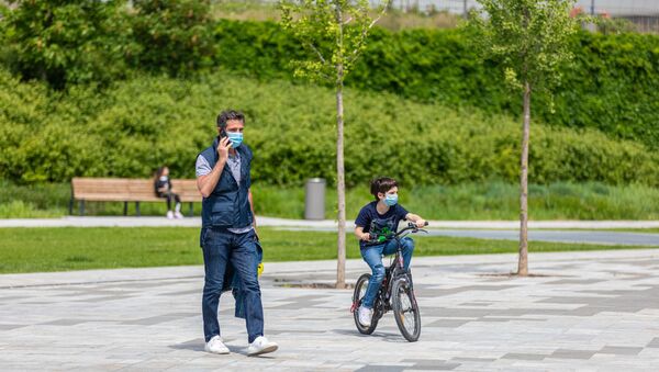 İtalya  - koronavirüs - bisiklet - maske - Milan – park  - çocuk -  - Sputnik Türkiye