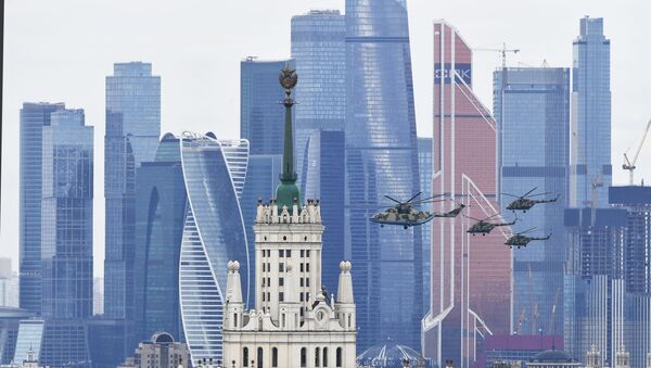Rus Mi-26 ve çok amaçlı Mi-8 helikopterleri Moskova semalarında  - Sputnik Türkiye