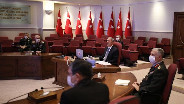 Milli Savunma Bakanı Hulusi Akar başkanlığında Genelkurmay Başkanı Orgeneral Yaşar Güler ile kuvvet komutanları ve bakan yardımcılarının katıldığı toplantıda, Bakanlık faaliyetleri ele alındı.   - Sputnik Türkiye